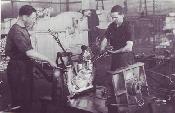 1937 Arbeiter bei der Fusion in Muschelformen.JPG